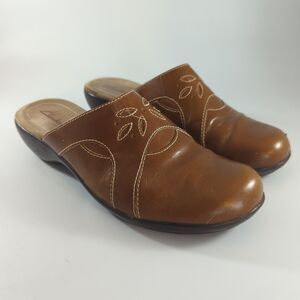 Clarks women's leather clogs. Brown. Size 6M